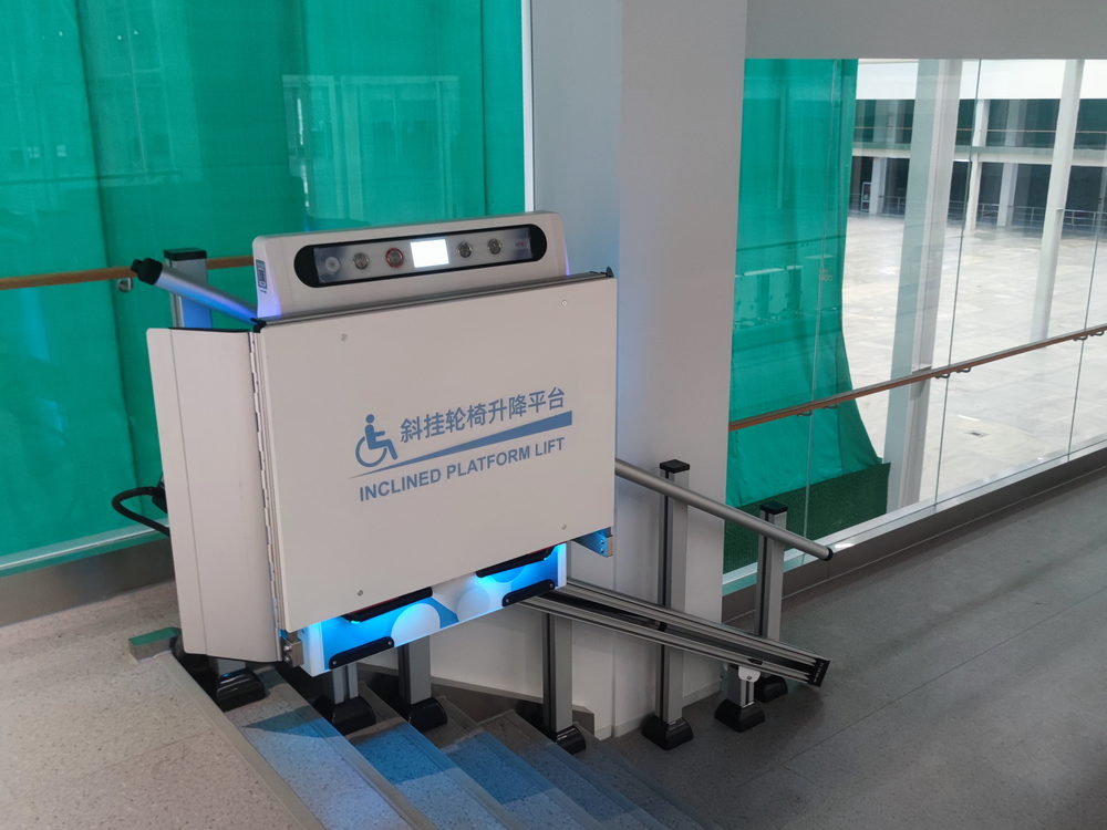 公寓樓梯間的直線型斜掛平台